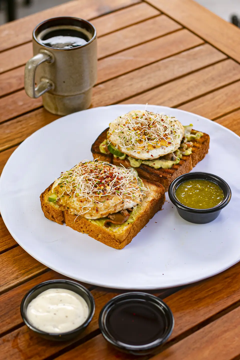 Avocado toast con huevo y germinado