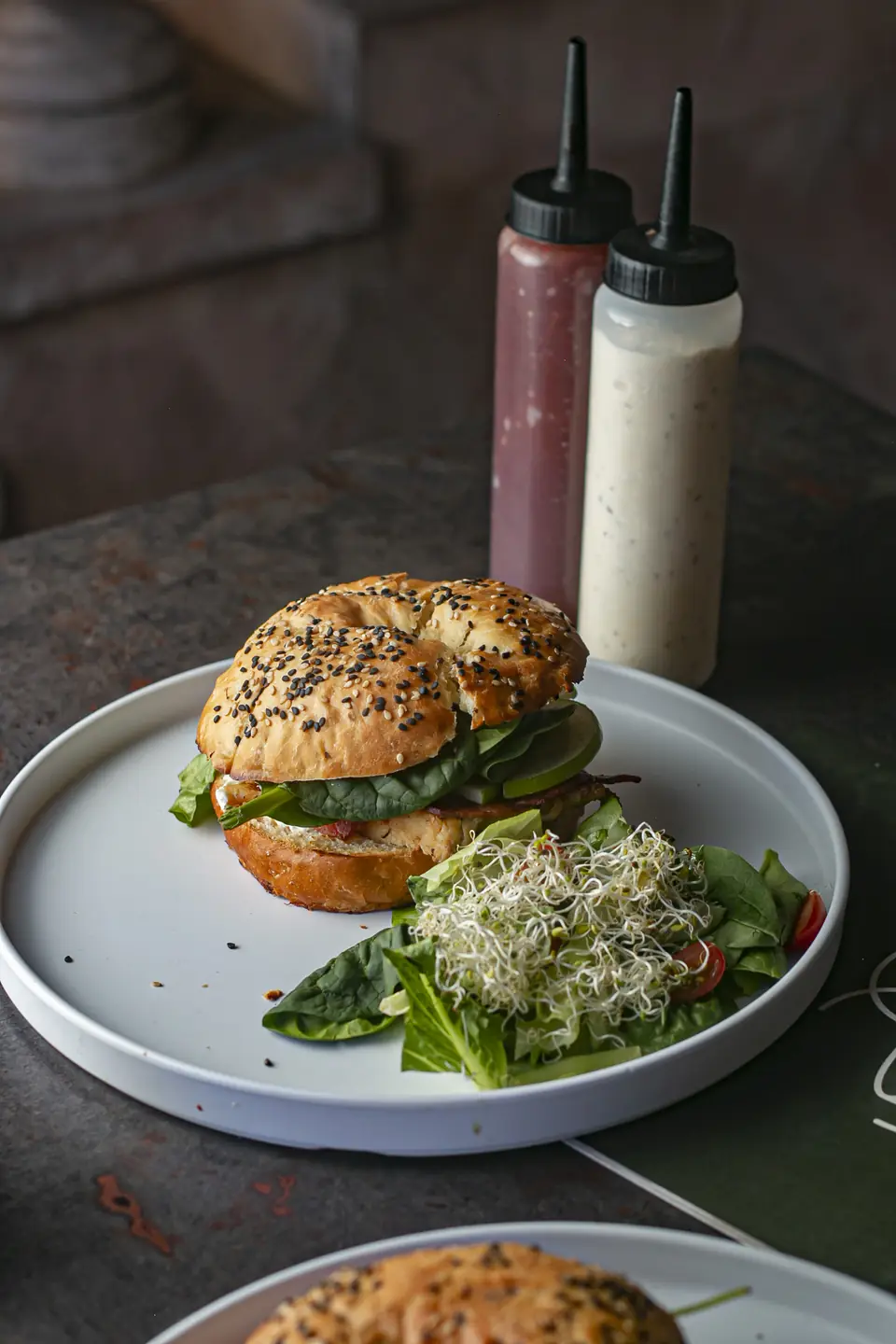 Bagel de pollo con espinaca y ensalada