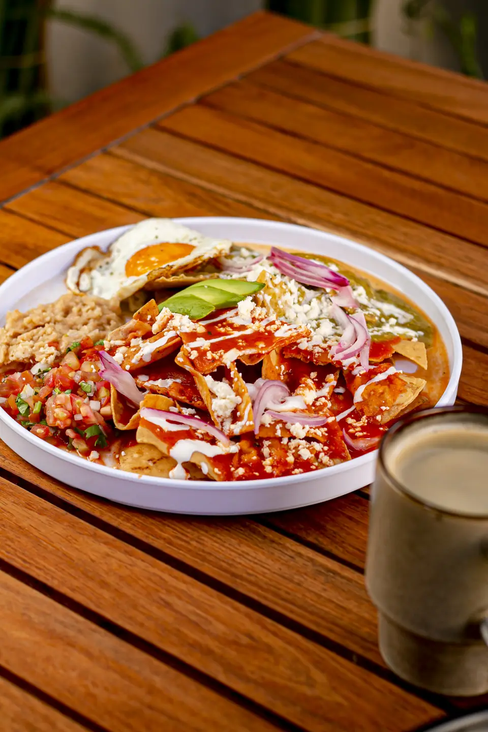 Chilaquiles con huevo estrellado, frijoles y café