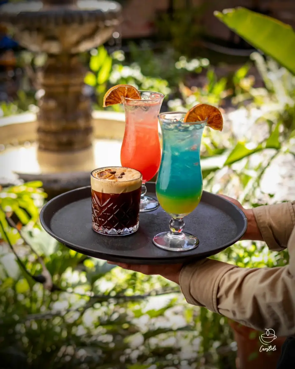 Cocteles junto a la fuente de la terraza