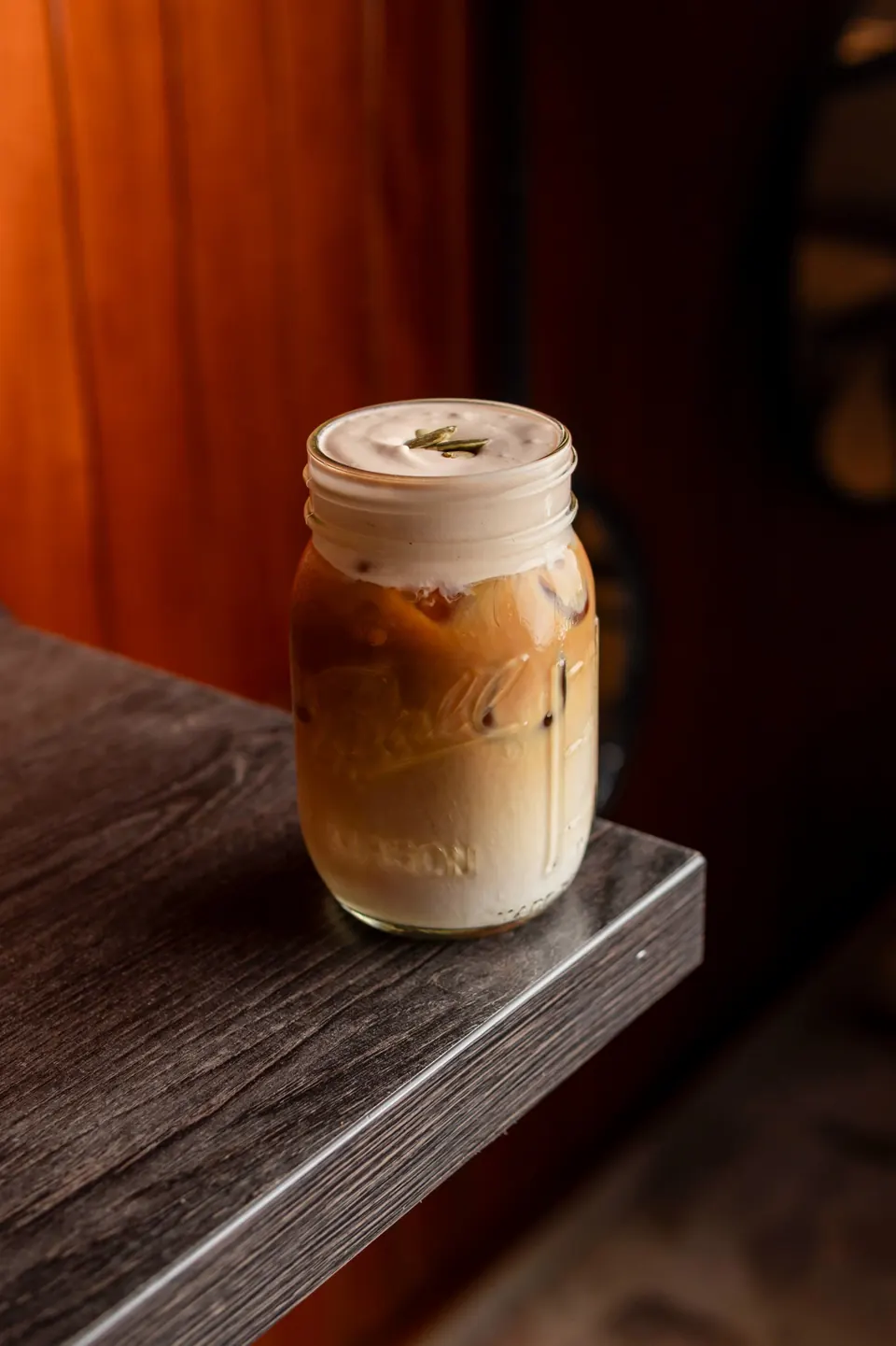 Cold brew con foam de calabaza en frasco