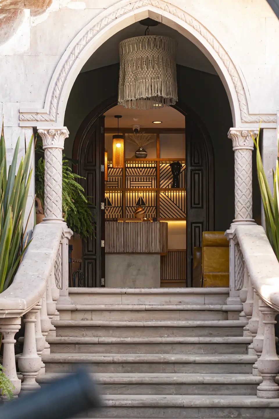 Escalinata y arco de cantera de la entrada