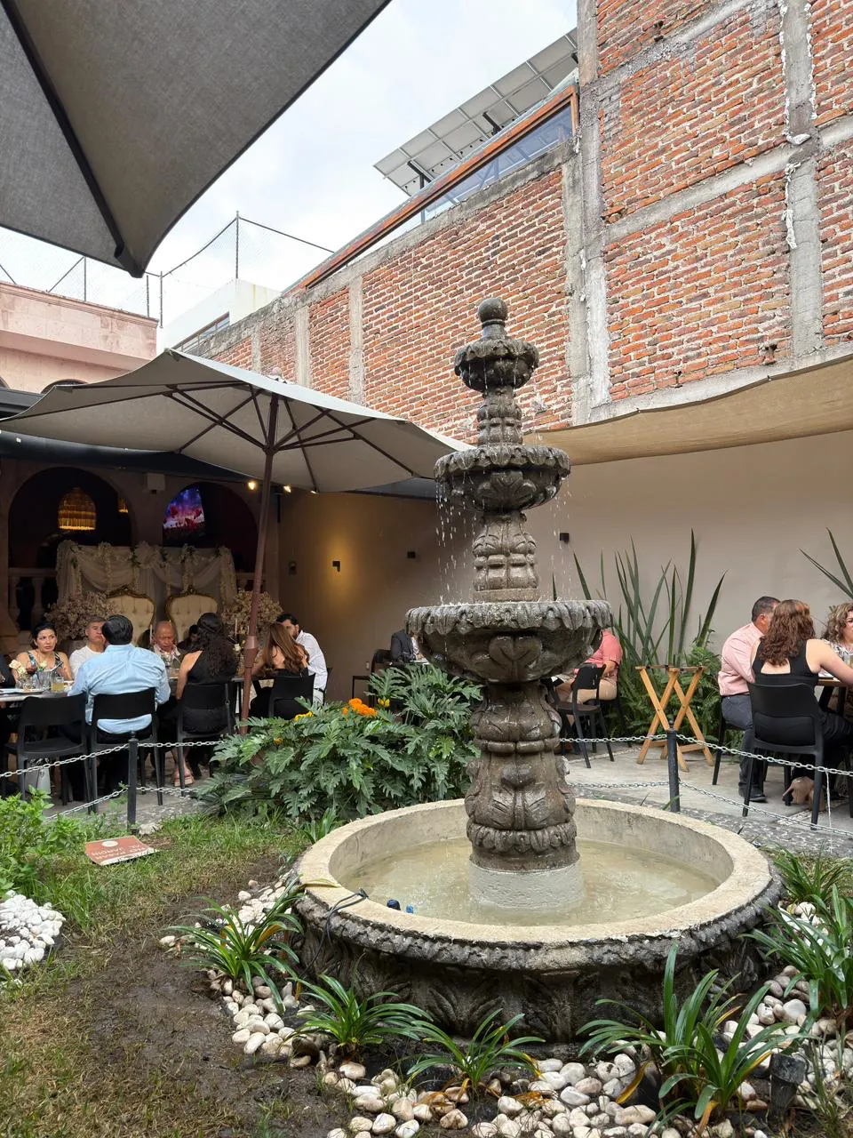 Fuente del patio con un evento al fondo
