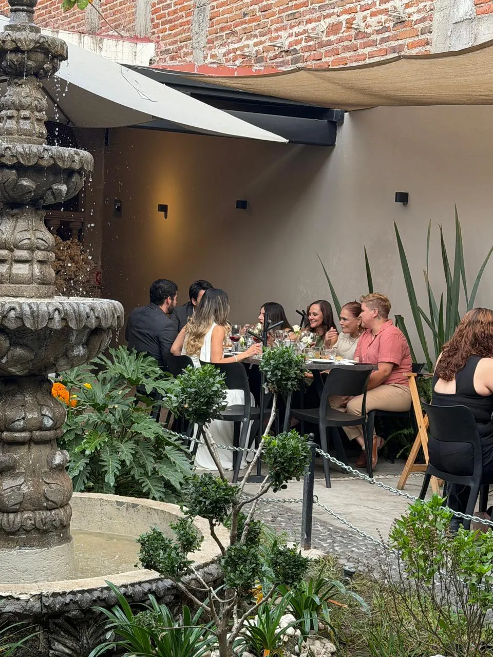 Mesa larga de invitados en el patio