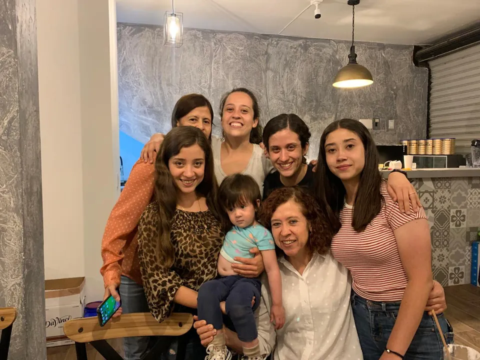 La familia reunida unos días antes de abrir el primer Crostoli