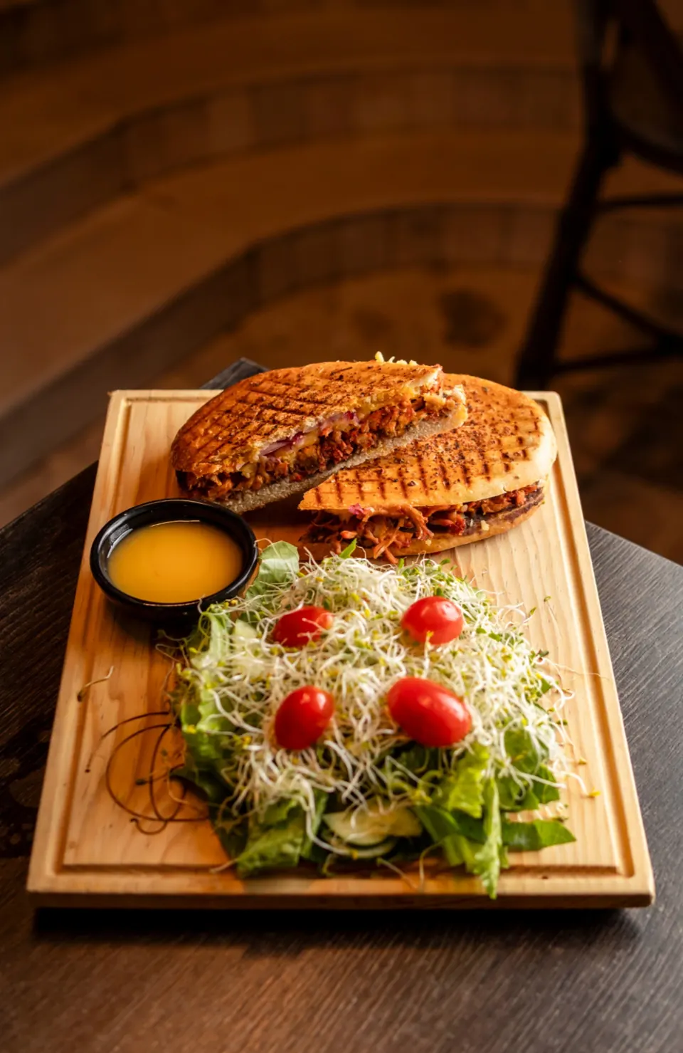 Panini de cochinita con ensalada