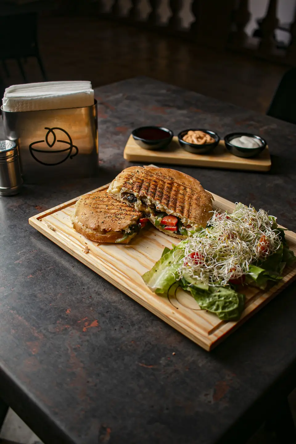 Panini vegetariano con ensalada