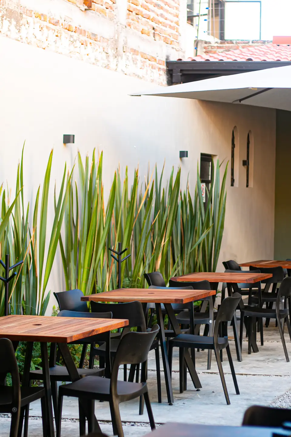 Terraza con mesas de madera