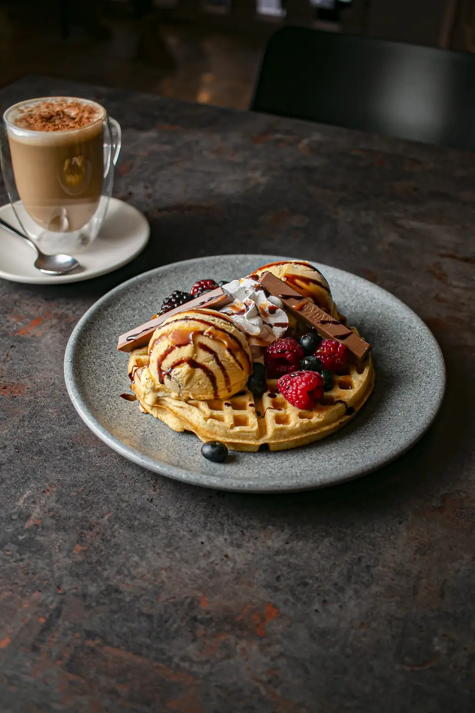 Waffle con helado, frutos rojos y Kit Kat
